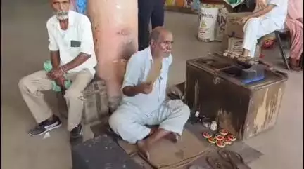 ਬਰਨਾਲਾ: ਬਸ ਸਟੈਂਡ ਬਰਨਾਲਾ ਚ ਨਹੀਂ ਕੋਈ ਪ੍ਰਬੰਧ ਨਹੀਂ ਚੱਲਦਾ ਕੋਈ ਪੱਖਾ ਨਾਹੀ ਪਾਣੀ ਦਾ ਪ੍ਰਬੰਧ ਲੋਕ ਹੋਏ ਪਰੇਸ਼ਾਨ#jansamasya