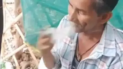 टेहरोली: बिजना में देशी शराब विक्रेता का ओवररेट में शराब बेचने का वीडियो सोशल मीडिया पर हुआ वायरल