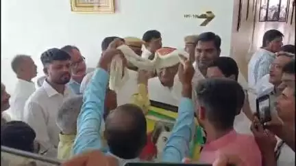 चित्तौड़गढ़: चित्तौड़गढ़ आगमन पर ग्रामीण क्षेत्र के लोगों ने पूर्व मुख्यमंत्री अशोक गहलोत का जोरदार स्वागत किया