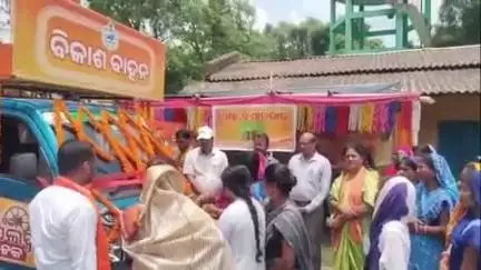 ସିମୁଳିଆ: ପଲସା ଠାରେ ବିକାଶ ବାହାନ ର ଶୁଭାରମ୍ଭ କଲେ ବିଡ଼ିଓ ଓ ତହସିଲଦାର,