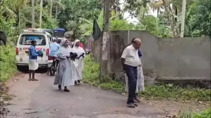 കൊല്ലം: കുണ്ടറയിൽ ടീപോയിലെ ഗ്ലാസ് പൊട്ടി വീണ് അഞ്ച് വയസുകാരന് ദാരുണാന്ത്യം