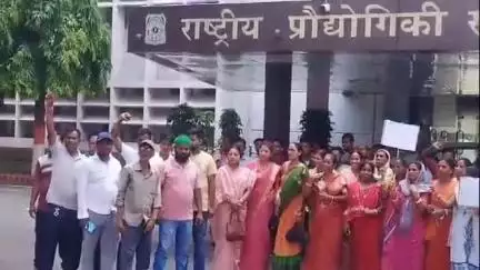 आदित्यपुर गम्हरिया: NIT जमशेदपुर में सफाई कर्मियों का 15वें दिन भी धरना जारी, वार्ता विफल