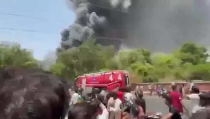 गुजरात: प्लेन क्रैश के बाद आसमान में छाया काले धुएं का गुब्बारा..
अहमदाबाद में 242 यात्रियों को लेकर जा रहा एयर इंडिया का विमान दुर्घटनाग्रस्त..