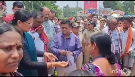 ସମ୍ବଲପୁର ମ୍ୟୁନିସିପାଲଟି: ସମଲେଶ୍ୱରୀ ମନ୍ଦିର ନିକଟରେ ଓଡିଶା ଜଳସାଥୀ ମହାସଂଘ ପକ୍ଷରୁ ଉପ ମୁଖ୍ୟମନ୍ତ୍ରୀ ପ୍ରଭାତୀ ପରିଡାଙ୍କୁ ଏକ ଦାବି ପତ୍ର ପ୍ରଦାନ