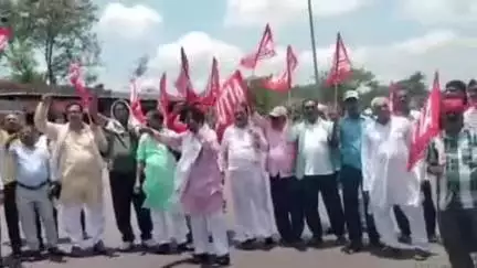 बेरमो: बेरमो चौक पर यूनाइटेड कॉल वर्कर्स यूनियन का विरोध प्रदर्शन, रोड जाम