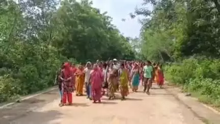 ଆନନ୍ଦପୁର: ବାଙ୍ଗୁର ଓଏମ୍ ସି ଖଣିରେ ସ୍ଥାନୀୟ ଲୋକଙ୍କୁ ନିଯୁକ୍ତି ଓ ସ୍ଥାନୀୟ ଗାଡ଼ିଙ୍କୁ ପରିବହନ ପାଇଁ ସୁଯୋଗ ଦେବା ଦାବିରେ କାର୍ଯ୍ୟାଳୟ ଘେରାଉ