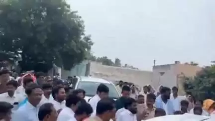 మద్దెల చెరువు గ్రామంలో చలో పేరూరుకు వెళ్తున్న మాజీ ఎమ్మెల్యే తోపుదుర్తి ప్రకాష్ రెడ్డి ని అడ్డుకున్న కనగానపల్లి పోలీసులు