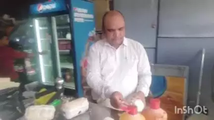 उन्नाव: पूजा ब्रेकर्स में पाव बंद पर लगे फंगस की ग्राहक की शिकायत पर फूड विभाग की टीम ने लिया सैंपल
