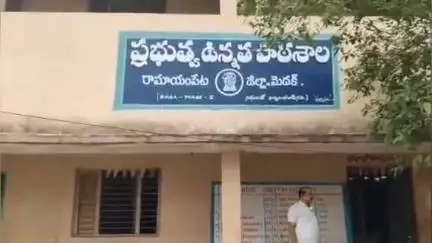 మెదక్: మొగిన బడిగంట, మొదటి రోజే డుమ్మా కొట్టిన ఉపాధ్యాయులు