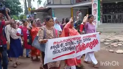 നിലമ്പൂർ: ഇടതുപക്ഷത്തിന് വോട്ട് ചെയ്യരുതെന്ന് ആവശ്യവുമായി നിലമ്പൂർ ടൗണിൽ ആശാവർക്കർമാർ പ്രകടനം നടത്തി