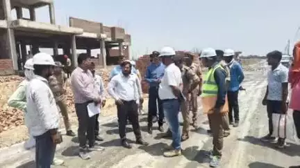 चंदौली: DM ने जिला अस्पताल में निर्माणाधीन बिल्डिंग और पुलिस लाइन के भवन का निरीक्षण कर दिए दिशा निर्देश
