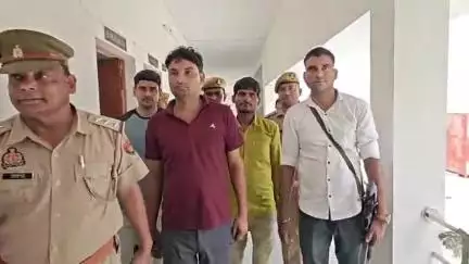 कासगंज: होड़लपुर गांव में बंद मकान में अवैध तमंचे बना रहे थे, पुलिस ने छापा मारकर 2 आरोपियों को पकड़ा