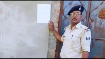 नबीनगर: मैगरा में पुलिस ने वारंटी के घर चस्पाया इस्तेहार