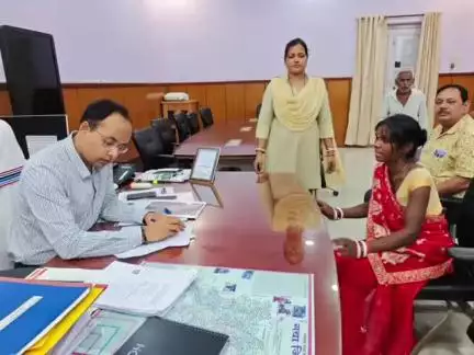 गया टाउन सीडी ब्लॉक: दैनिक जनता दरबार में जिलाधिकारी शशांक शुभंकर ने सुनी 50 आवेदकों की समस्या, कुछ का मौके पर किया निवारण