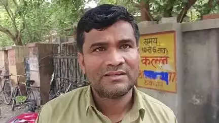 काट के पश्चिम पट्टी में कब्रिस्तान पर दबंगों द्वारा खुले आम डाला जा रहा कूड़ा विरोध करने पर गालियां देते