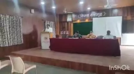 पेठ: विजय सभागृह येथे शिक्षण विभागाच्या वतीने नवीन शैक्षणिक वर्ष पूर्वतयारी तालुकास्तरीय मुख्याध्यापक आढावा बैठक संपन्न