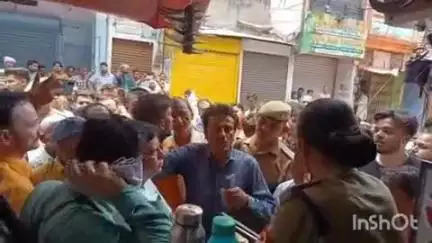कासगंज: कासगंज शहर में विद्युत उपकरण बेचने वाले व्यापारी के साथ मारपीट के विरोध में व्यापारियों ने किया प्रदर्शन