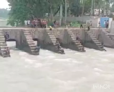 बेहट: भीषण गर्मी से बचाव के लिए नाबालिग बच्चे जान जोखिम में डालकर नोशेरा की यमुना नहर में लगा रहे छलांग, हादसे को न्योता