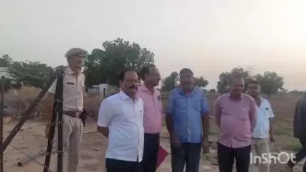 लोहावट: जिला कलेक्टर हरजीलाल अटल ने लॉर्डिया गांव में जल ग्रहण विकास कार्यों का किया निरीक्षण