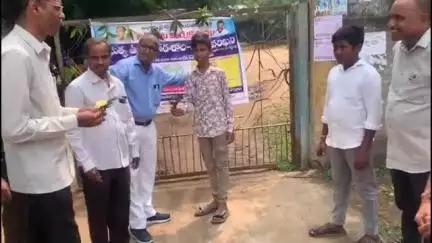 రామగుండం: ప్రభుత్వ పాఠశాలలో పున:ప్రారంభం సందర్భంగా నూతన విద్యార్థులను పూల బోకేలతో ఆహ్వానించిన ఉపాధ్యాయులు