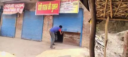 तिर्वा: इंदरगण के उमर्दा में देशी शराब ठेके पर सुबह-सुबह आधा शटर कर बेची जा रही शराब, वीडियो हुआ वायरल