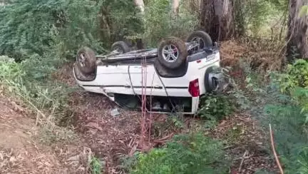 कौंच: कोंच में अरुण गैस एजेंसी के पास तेज रफ्तार बोलेरो खाई में पलटी, बोलेरो सवार लोग बाल-बाल बचे