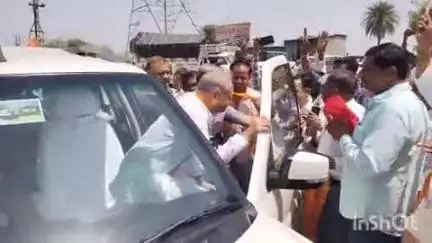 वल्लभनगर: भटेवर में नेशनल हाइवे 48 पर पूर्व मुख्यमंत्री अशोक गहलोत का कांग्रेस नेताओं और कार्यकर्ताओं ने किया स्वागत