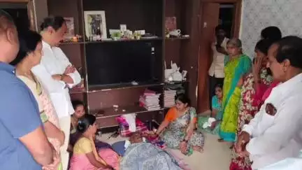 జగిత్యాల: సీనియర్ నాయకులు మానాల కిషన్ తండ్రి అనారోగ్యం తో మరణించగా వారి కుటుంబ సభ్యులను పరామర్శించిన ఎమ్మెల్యే