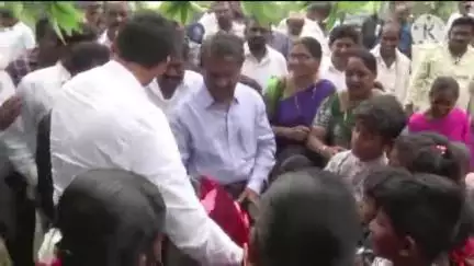 కూసుమంచి: పువ్వాడ నగర్ లో ప్రైవేట్ కంటే ప్రభుత్వ పాఠశాలల్లో మెరుగైన విద్య జిల్లా కలెక్టర్ ముజమ్మిల్ ఖాన్