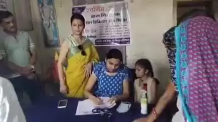 खंडवा नगर: बाल श्रम दिवस पर खंडवा बाल न्यायालय में बच्चों के अधिकारों के बारे में परिजनों को दी गई जानकारी