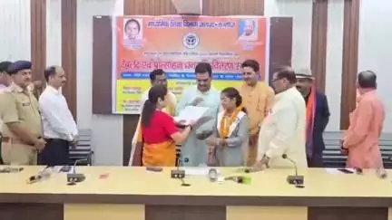 कन्नौज: कलेक्ट्रेट में मेधावियों का सम्मान, टेबलेट और प्रोत्साहन राशि का किया गया वितरण