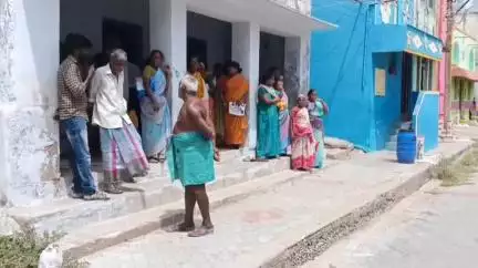 விருதுநகர்: ரேஷன் கடையில் கருவிழிகள் மூலமாக ஸ்கேன் செய்து பொருட்கள் வழங்குவதில் சிக்கல் ஏராளமான நீண்ட நேரம் காத்திருந்தனர்.
