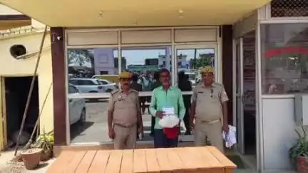 मुगलसराय: माटीगांव मोड़ के पास पुलिस ने एक गांजा तस्कर को किया गिरफ्तार, अवैध गांजा बरामद