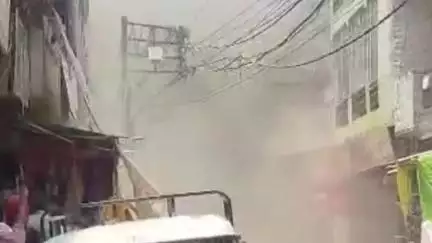 जौनपुर: पुरानी सब्जी मंडी में कपड़ों की दुकान में लगी भीषण आग, दुकान मालिक झुलसा