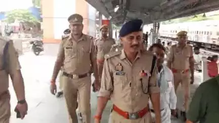 मऊ: रेलवे स्टेशन पर जीआरपी पुलिस अधीक्षक ने थाने और बैरकों का किया निरीक्षण, लापरवाही देखकर लगाई फटकार