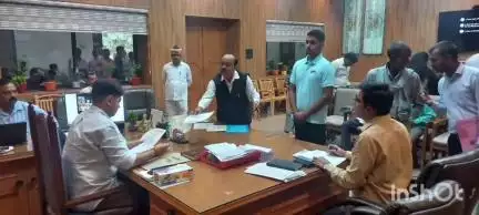 हरदोई: कलेक्ट्रेट ऑफिस में जिलाधिकारी ने की जनसुनवाई, 92 शिकायतें आईं, तीन बुजुर्गों के आयुष्मान कार्ड मौके पर बनवाए