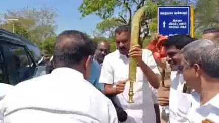 தூத்துக்குடி: ஆபரேஷன் சிந்தூர் இந்தியா நடவடிக்கைகளை வெளிநாடு களுக்கு எடுத்துரைத்து விமான நிலையம் வருகை தந்த கனிமொழி எம்பி திமுகவினர் உற்சாக வரவேற்பு