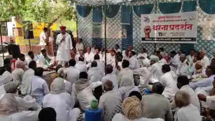 सूरतगढ़: उपखंड कार्यालय के आगे धरना बेमियादी पड़ाव में बदला, बिजली, पानी और सफाई को लेकर कांग्रेस का धरना दूसरे दिन भी जारी