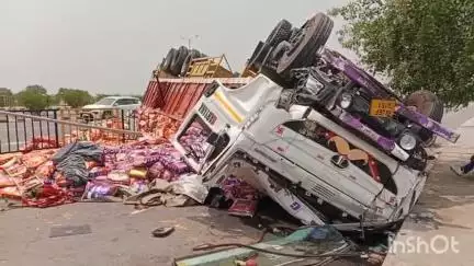 हापुड़: नेशनल हाईवे 9 पर बछलौता फ्लाईओवर के पास चावल से लदा ट्रक अनियंत्रित होकर पलटा, हादसे में ड्राइवर और हेल्पर घायल
