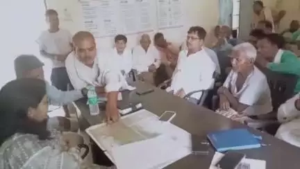राजातालाब: ट्रांसपोर्ट नगर से प्रभावित किसानों के साथ राजातालाब तहसीलदार ने की बैठक, मुआवजे की मांग उठी