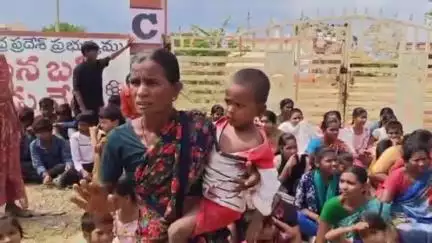 కడప: 6,7,8 తరగతులు తొలగించడంతో చిన్న కొత్తపల్లి ప్రభుత్వ పాఠశాల వద్ద విద్యార్థులతో కలిసి తల్లిదండ్రుల ఆందోళన #localissue