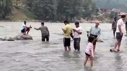 कुल्लू: गर्मी से राहत पाने के लिए ब्यास नदी में उतर रहे पर्यटक, जान जोखिम में डालकर पहले भी हो चुके हैं हादसे