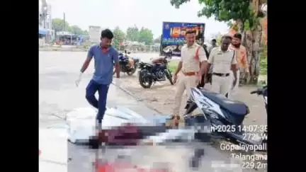 నార్కెట్​పల్లి: మండల కేంద్రంలో విజయవాడ-హైదరాబాద్ జాతీయ రహదారిపై రోడ్డు ప్రమాదం, బస్సు టైర్ల కింద పడి ఒక యువకుడు మృతి, ఒకరికి గాయాలు