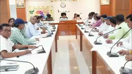 मेदिनीनगर (डालटनगंज): पलामू समाहरणालय के सभागार में उपायुक्त समीरा एस की अध्यक्षता में आपूर्ति विभाग की बैठक हुई