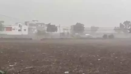 जालना: जालना जिल्ह्यात वादळी वार्यासह मुसळधार पाऊस..
जालना परतूर, मंठा तालुक्यांसह अनेक ठिकाणी मुसळधार..