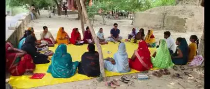 घोसी: घोसी में ग्रामीण महिला सशक्तिकरण कार्यक्रम के तहत ब्लॉक स्तरीय त्रैमासिक पैरवी दल की बैठक आयोजित की गई