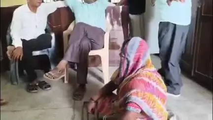 तमकुही राज: तमकुहीराज तहसीलदार न्यायालय से मुकदमे की पत्रावली गायब होने का आरोप लगाकर धरने पर बैठी महिला फरियादी