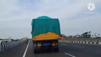 மண்மங்கலம்: வேலாயுதம்பாளையம் சோதனை சாவடியில் மணல் திருட்டில் ஈடுபட்ட லாரியை முன்னாள் அமைச்சர் பிடித்து காவல்துறையிடம் ஒப்படைத்தார்