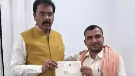 बैरिया: बैरिया सीओ की मनमानी के खिलाफ 20 सूत्री अध्यक्ष ने राजस्व मंत्री को सौंपा ज्ञापन