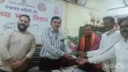 नेर: दलित वस्तीच्या निधी बाबत गटविकास अधिकारी  पंचायत समिती नेर यांना निवेदन